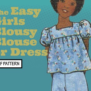 Può includere: Un cartamodello PDF per una blusa o un vestito per bambina. Il cartamodello si chiama "The Easy Girls Blousy Blouse or Dress". L'immagine mostra una bambina che indossa una blusa blu e bianca a fiori e pantaloni abbinati.