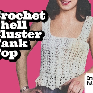 Peut inclure: Un top en crochet blanc avec un motif de point de coquille. Le haut a un décolleté carré et un corsage ajusté. Le mannequin porte le haut avec un jean bleu. Le texte "Crochet Pattern" est dans le coin inférieur droit de l'image.