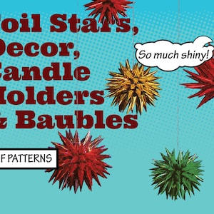 以下が含まれることがあります： ホイルスター、デコレーション、キャンドルホルダー、オーナメントを作るためのPDFパターン。画像は、青い背景に、赤い、金色の、緑色の光沢のあるホイルスターが5つ、紐で吊り下げられている様子を示しています。「So much shiny!」というテキストは、吹き出しの中にあります。
