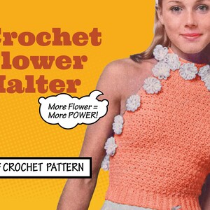 Op de afbeelding: Een gehaakt haltertop met witte gehaakte bloemen. Het top is perzikkleurig en heeft de tekst "More Flower = More POWER!" in een spreekballon. De tekst "PDF CROCHET PATTERN" staat onderaan de afbeelding.