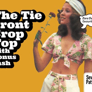 Op de afbeelding: Een vintage naaipatroon voor een crop top met strik en een extra sjerp. De afbeelding toont een vrouw die de top draagt, die een roze en groen bloemenpatroon heeft. Tekst op de afbeelding luidt "The Tie Front Crop Top with Bonus Sash."
