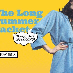 Può includere: Una giacca lunga estiva azzurra con cintura annodata, indossata da una persona. Il testo "The Long Summer Jacket" è in blu su sfondo giallo. Un fumetto dice "I like my jackets LOOOOONG!" e una casella dice "PDF PATTERN".