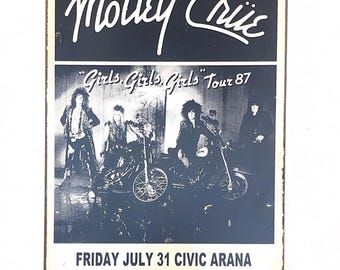 Placa metálica com o ingresso para o show do Motley Crue na Civic Arena.