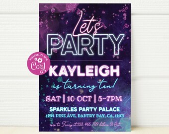 Può includere: Invito a una festa di compleanno di colore viola e blu con glitter e testo al neon che dice "Let's Party" e "Kayleigh compie dieci anni!" L'invito include la data e l'ora della festa, la posizione e le informazioni RSVP.