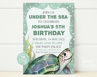Könnte beinhalten: Eine grüne und blaue Einladung mit einer Illustration einer Meeresschildkröte. Die Einladung lautet "Schließen Sie sich uns unter dem Meer an, um den 5. Geburtstag von Joshua zu feiern. Samstag, 14. Mai 2022 von 10:00 bis 14:00 Uhr. The Party Palace, 22 Candyland, Strawberry Hills. RSVP an Cindy unter 123.456.789"