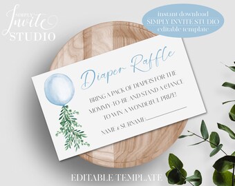 Op de afbeelding: Een witte kaart met blauwe tekst die "Diaper Raffle" zegt. De kaart heeft een blauwe en witte ballon met groene bladeren eraan bevestigd. De tekst op de kaart zegt "Breng een pak luiers voor de aanstaande moeder mee en maak kans op een prachtige prijs!" en "Naam & Achternaam".