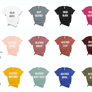Peut inclure: Douze maquettes de t-shirts dans diff&eacute;rentes couleurs, y compris blanc uni, gris chin&eacute; fonc&eacute;, noir uni, framboise chin&eacute;, p&ecirc;che chin&eacute;, mauve chin&eacute;, argile chin&eacute;, cardinal chin&eacute;, moutarde chin&eacute;, bleu chin&eacute;, bleu royal chin&eacute; et olive chin&eacute;. Chaque t-shirt porte une &eacute;tiquette de couleur blanche avec le nom de la couleur.