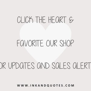 K&ouml;nnte beinhalten: Eine hellbeige Grafik mit einem wei&szlig;en Herzen und schwarzem Text. Der Text lautet: "KLICKE AUF DAS HERZ & FAVORISIERE UNSEREN SHOP F&Uuml;R UPDATES UND VERKAUFSALERTE!" Die Website-Adresse www.inkandquotes.com befindet sich unten.
