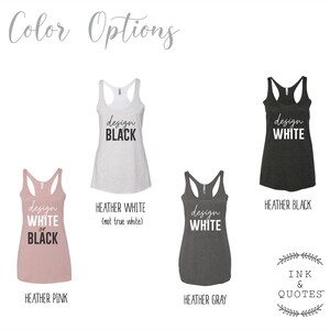 K&ouml;nnte beinhalten: Das Bild zeigt Tanktops in verschiedenen Farben: Heather Pink, Heather White, Heather Gray und Heather Black. Jedes Tanktop hat ein Design mit den W&ouml;rtern "design" und entweder "white" oder "black". Der Text "Color Options" steht oben.