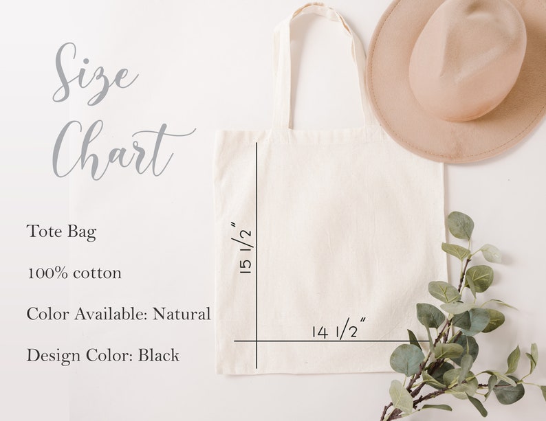 Peut inclure: Un sac fourre-tout de couleur naturelle en 100 % coton. Le sac mesure 14 1/2 pouces de large et 15 1/2 pouces de haut. Le texte "Size Chart" est &eacute;crit en cursive au-dessus du sac. Le sac est sur une surface blanche.