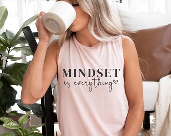 Op de afbeelding: Een roze tanktop zonder mouwen met de tekst "MINDSET is everything" in zwarte letters met een klein hartje.