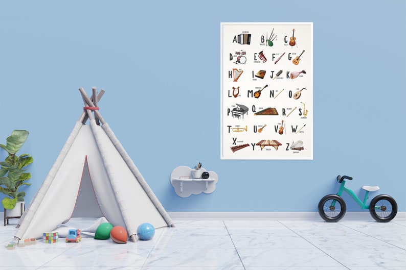 Puede incluir: Un p&oacute;ster enmarcado en blanco con un gr&aacute;fico de alfabeto colorido que presenta instrumentos musicales. El p&oacute;ster est&aacute; colgado en una pared azul claro en una habitaci&oacute;n con un tipi blanco, un estante de nube blanco y una bicicleta azul verdosa.