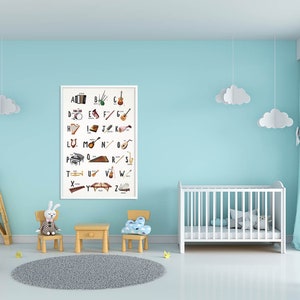 Puede incluir: Una habitaci&oacute;n de beb&eacute; azul claro con una cuna blanca, una estanter&iacute;a de jirafa de madera y un p&oacute;ster con un alfabeto que presenta instrumentos musicales. El p&oacute;ster tiene las letras A a la Z con un instrumento musical diferente para cada letra.