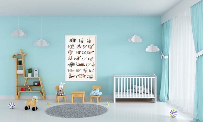 Puede incluir: Una habitaci&oacute;n de beb&eacute; azul claro con una cuna blanca, una estanter&iacute;a de jirafa de madera y un p&oacute;ster con un alfabeto que presenta instrumentos musicales. El p&oacute;ster tiene las letras A a la Z con un instrumento musical diferente para cada letra.
