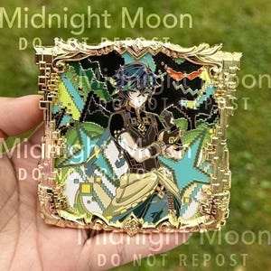 Pode incluir: Um alfinete retangular dourado com uma ilustração de personagem em um fundo verde e turquesa. O personagem tem cabelo escuro e está vestindo uma roupa preta e dourada. O alfinete tem o texto "Midnight Moon DO NOT REPOST".