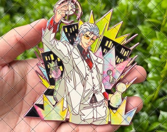 Peut inclure: Un pin's en émail métallique représentant un personnage de style anime aux cheveux argentés et lunettes jaunes, vêtu d'un costume blanc et d'une cravate rouge. Il tient un objet circulaire au-dessus de sa tête devant des bâtiments noirs.
