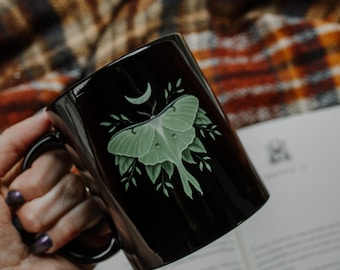 Polilla lunar celestial / Arte caprichoso en una taza negra (11 oz)