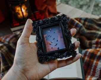 Dragones voladores de fantasía / Miniatura negra estilo cuadro antiguo enmarcada / Mini lámina artística