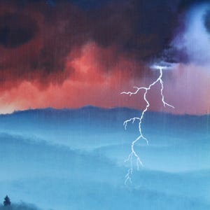以下が含まれることがあります： 山脈上空の劇的な雷雨の絵。空は濃い赤と紫の雲で満たされ、明るい白い稲妻が落ちています。雨は青い山々と木々に降っています。