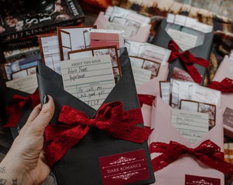 ROMANCE OSCURO Cita a ciegas con una caja de libros / Regalo picante para lectores