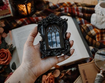 Tormenta eléctrica en catedral / Miniatura negra de pintura enmarcada de estilo antiguo / Mini lámina magnética