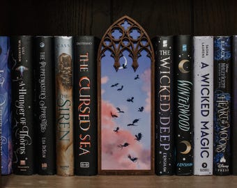 Decoración de estantería/rincón de libros con ventana de catedral de fantasía de ensueño de 13 dragones