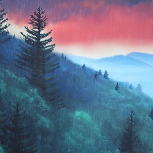 以下が含まれることがあります： ドラマチックな空の下の山脈を描いた、雰囲気のある風景画。前景には濃い緑の木々があり、背景には遠くに向かって消えていく青い山々の層があります。空は赤から紫へと変化しています。