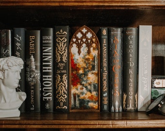 Decoración de estantería con ventana de catedral en otoño lluvioso / rincón de lectura