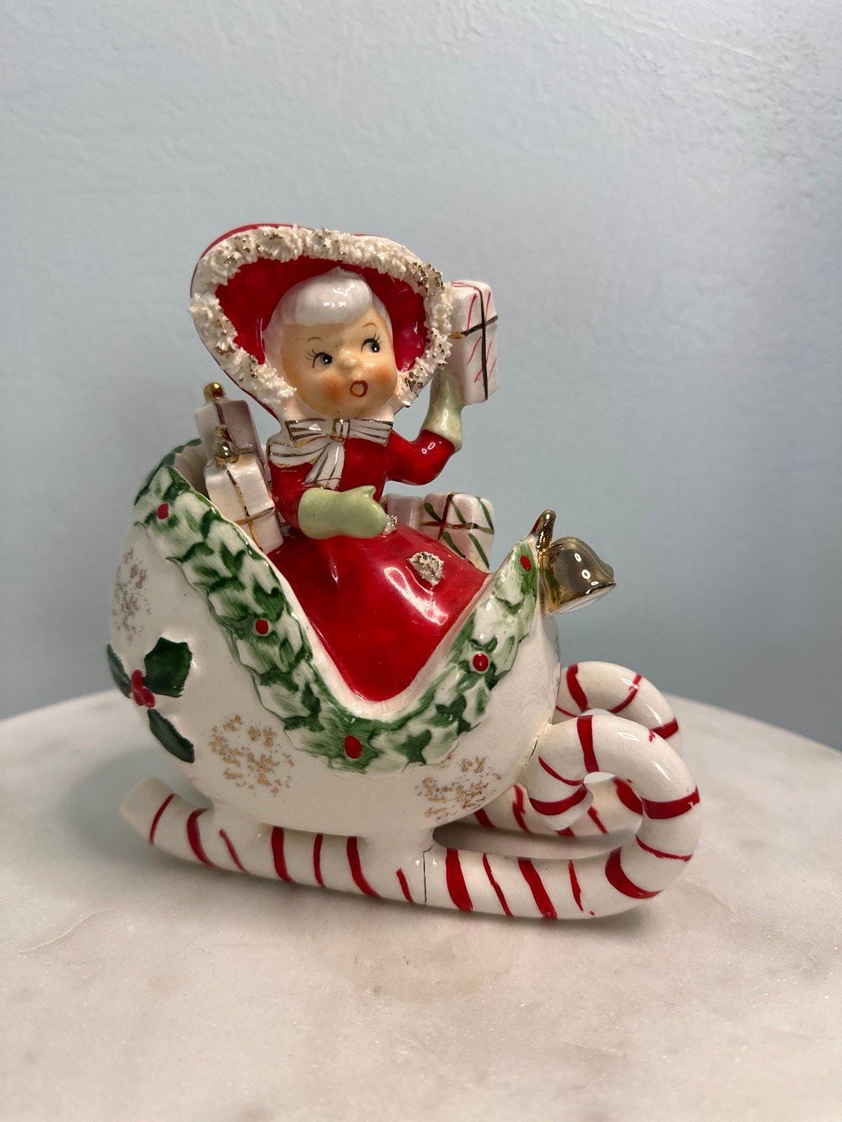 Garota de compras Napco vintage em trenó, Japão, década de 1950