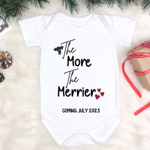 The More The Merrier Baby Onesie, Schwangerschaftsanzeige Onesie, Weihnachten Baby Ankündigung, Weihnachts Schwangerschaft Onesie