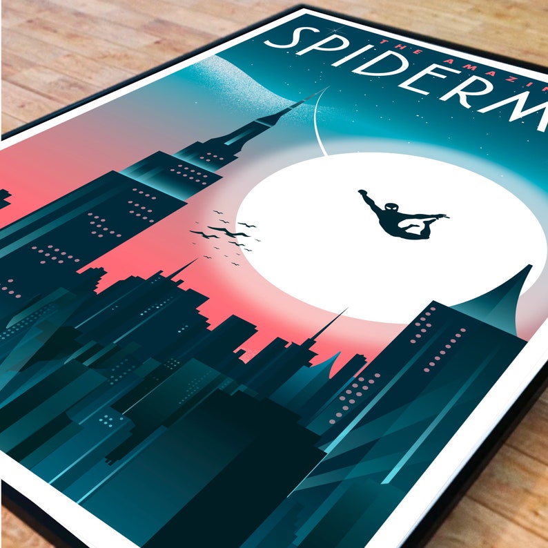 K&ouml;nnte beinhalten: Gerahmter Kunstdruck mit einer stilisierten Stadtlandschaft mit t&uuml;rkisfarbenen und dunkelblauen Wolkenkratzern unter einem Himmel mit rosa und t&uuml;rkisfarbenem Farbverlauf. Eine Silhouette von Spider-Man ist in der Luft, mit dem Schriftzug "THE AMAZING SPIDER-MAN".
