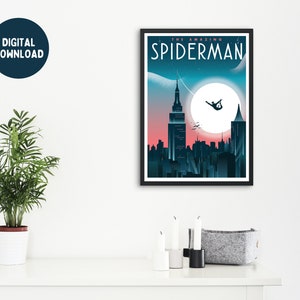 K&ouml;nnte beinhalten: Gerahmter Kunstdruck mit der Aufschrift "THE AMAZING SPIDERMAN" &uuml;ber einer Skyline. Das Bild zeigt eine Silhouette, die vor einem gro&szlig;en Mond schwingt, mit Wolkenkratzern. Digitaler Download.