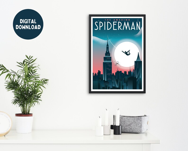 K&ouml;nnte beinhalten: Gerahmter Kunstdruck mit der Aufschrift "THE AMAZING SPIDERMAN" &uuml;ber einer Skyline. Das Bild zeigt eine Silhouette, die vor einem gro&szlig;en Mond schwingt, mit Wolkenkratzern. Digitaler Download.