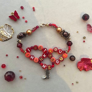 Aposto que você pensa em mim pulseira Eras versão vermelha