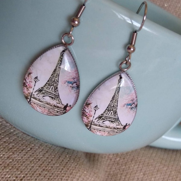 Boucles d'oreilles sur le thème de la tour Eiffel Paris, ville romantique, peinture inspirée de l'aquarelle Boucles d'oreilles tendance en verre, beau cadeau unique