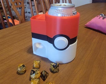Suporte para lata de bebida térmico impresso em 3D com torre de dados Pokebola Pokémon, acessório para jogos de mesa RPG.