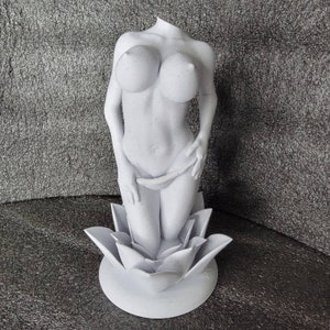 Elegante vrouwelijke figuur voortkomend uit lotusbloem Mooie vrouw sculptuur Artistieke mantel display stuk
