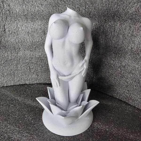 Figure féminine élégante émergeant de la fleur de lotus, belle femme, sculpture, manteau artistique, pièce d'exposition