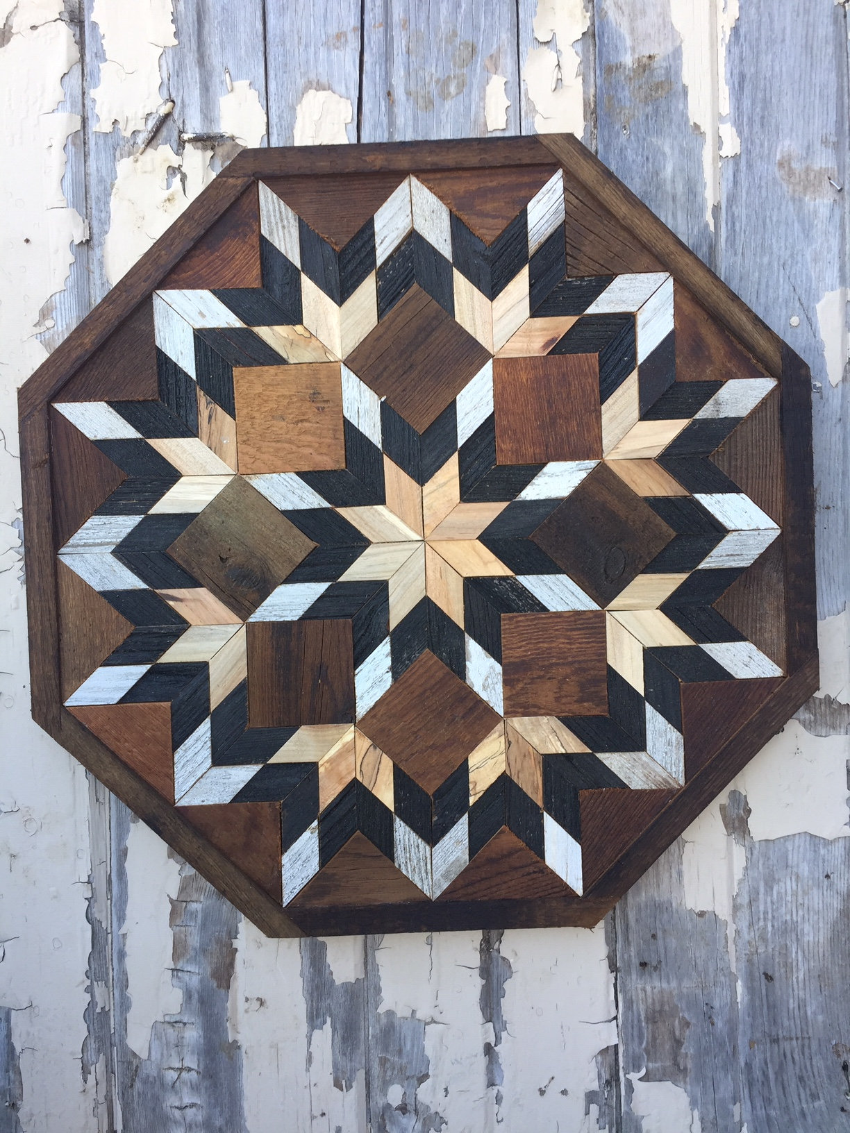 LO17 Amish Barn quilt wood plaque (Octagon (21 across)