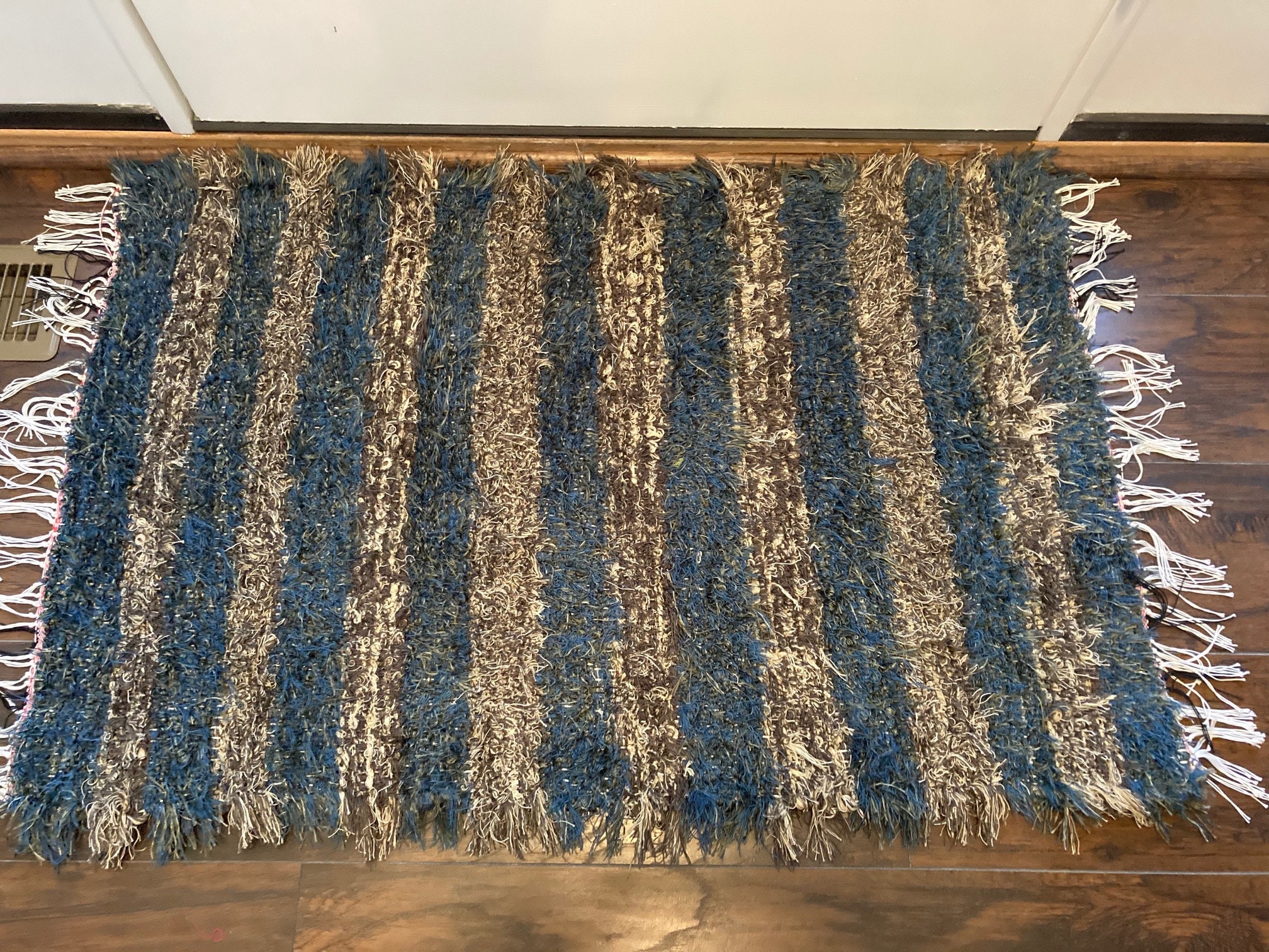 Amish Hand Loomed Area Rug 27”X 41”