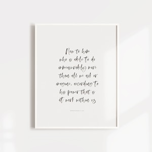 Könnte beinhalten: Ein weißer gerahmter Druck mit einem inspirierenden Zitat in Schwarzweiß: "Nun aber dem, der durch die Kraft, die in uns wirkt, weit mehr tun kann, als wir bitten oder begreifen, ihm sei die Ehre in der Gemeinde und in Christus Jesus von Geschlecht zu Geschlecht in Ewigkeit!" Epheser 3,20