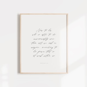 Könnte beinhalten: Ein gerahmter Druck mit weißem Hintergrund und schwarzem Kalligraphietext. Der Text lautet: "Nun aber dem, der durch die Macht, die in uns wirkt, weit mehr tun kann, als wir erbitten oder begreifen, ihm sei die Ehre in der Gemeinde und in Christus Jesus durch alle Geschlechter von Ewigkeit zu Ewigkeit!" Epheser 3,20