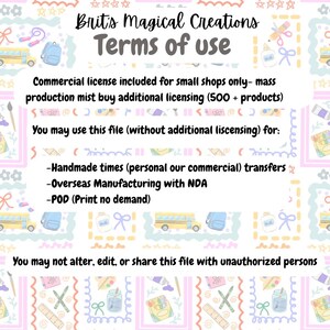 Pu&ograve; includere: Una stampa digitale con il testo "Brit's Magical Creations Terms of Use". Fornisce dettagli sulle licenze commerciali per piccoli negozi, usi consentiti e restrizioni. Lo sfondo presenta un motivo ripetuto di autobus scolastici, zaini e materiali artistici.