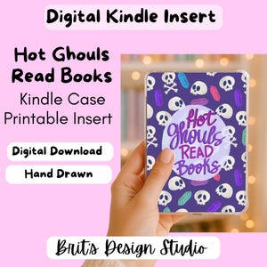 Könnte beinhalten: Ein lila Kindle-Hülle-Einsatz mit einem sich wiederholenden Muster aus weißen Totenköpfen, Kristallen und gekreuzten Knochen. Der Text "Hot Ghouls Read Books" ist auf der Hülle zentriert. Das Design ist handgezeichnet und als digitaler Download erhältlich.