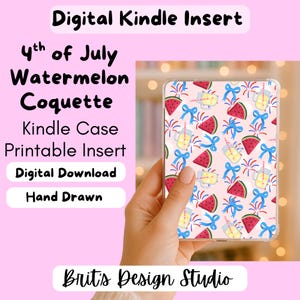 Pode incluir: Inserção digital para Kindle com fundo rosa. A inserção apresenta um padrão de fatias de melancia, bebidas de limonada e laços azuis. O texto na inserção diz "4th of July Watermelon Coquette Kindle Case Printable Insert Digital Download Hand Drawn".