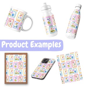 Pu&ograve; includere: Una collezione di prodotti con un motivo ripetuto di disegni simili a francobolli con varie illustrazioni. Gli articoli includono una tazza bianca, una bottiglia d'acqua, una bottiglia isolata, una stampa incorniciata, una custodia per telefono e un foglio di carta. Il testo "Product Examples" &egrave; visibile.