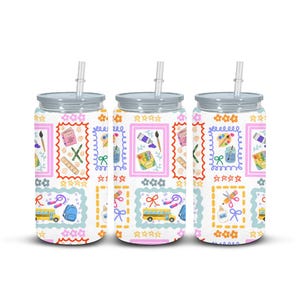 Pu&ograve; includere: Tre bicchieri bianchi con coperchi e cannucce, decorati con un motivo ripetuto di francobolli a tema scolastico. I francobolli presentano materiali scolastici come pennelli, righelli e autobus scolastici in un design colorato. I coperchi sono argentati.