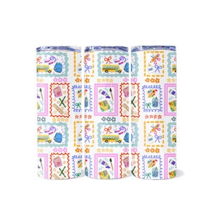 Pu&ograve; includere: Tre bicchieri isolanti bianchi con un motivo ripetuto di illustrazioni a tema scolastico. Il design include scuolabus, zaini, pennelli, forbici e libri in uno stile colorato e giocoso. I bicchieri sono cilindrici e hanno un bordo argentato.