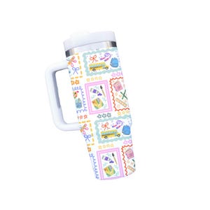 Pu&ograve; includere: Tazza da viaggio isolata bianca con manico, con un motivo ripetuto di illustrazioni a tema scolastico. Il design include scuolabus, pennelli, libri e altri materiali scolastici. La tazza ha un coperchio e un manico bianchi.