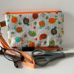Lindo estuche con cremallera, accesorios y muñequera con caracoles de jardín